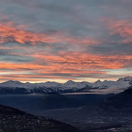 Lovely With Mountain Views *