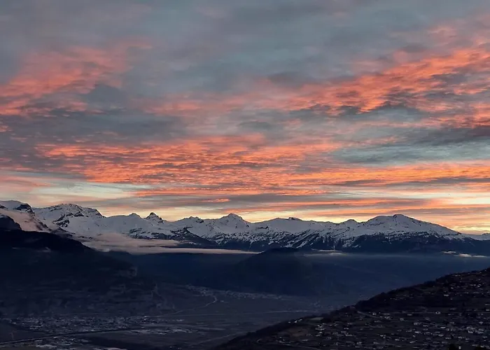 Lovely With Mountain Views 아파트 *